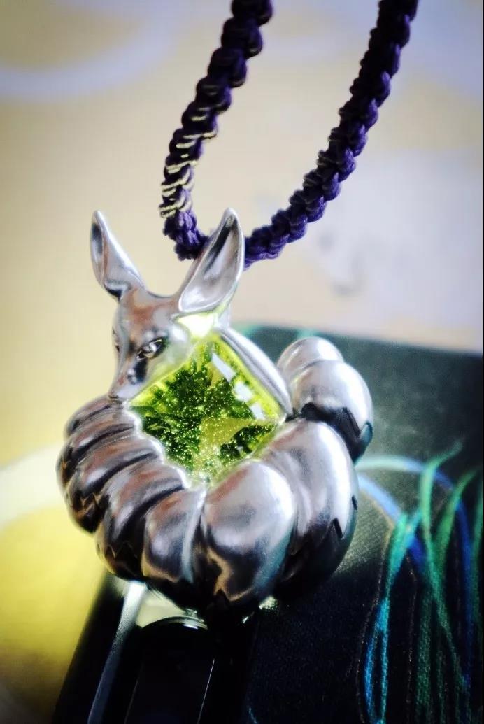 捷克陨石纯银镶嵌九尾狐吊坠