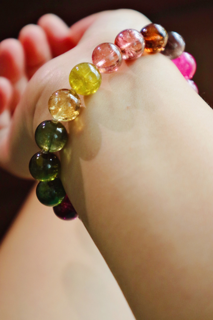 一条彩虹碧玺，直径10mm，看到她，感觉花都开了