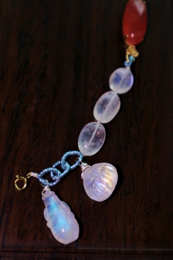 月光石|红纹石-18k祥云 【月光石|红纹石-18k祥云】一条轻奢红纹石搭配月光石(手磨珠)-菩心晶舍