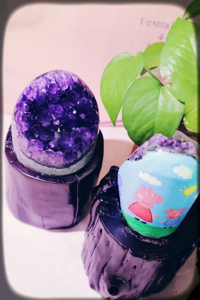 【天然紫晶簇】 这是一组跟宝宝有关的紫晶簇 【天然紫晶簇】 这是一组跟宝宝有关的紫晶簇-菩心晶舍