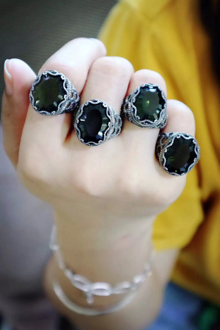 捷克陨石，女性最爱佩戴的水晶宝石之一-菩心晶舍