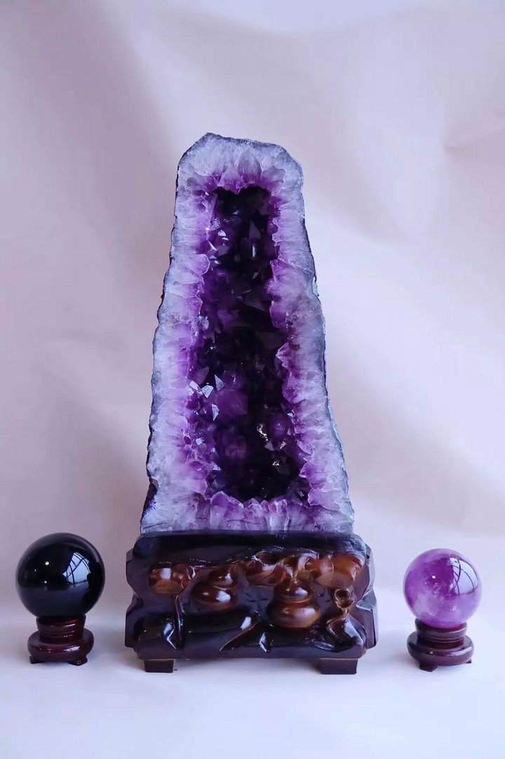 水晶聚宝盆和紫晶洞，财位最宜摆放的风水石！-菩心晶舍