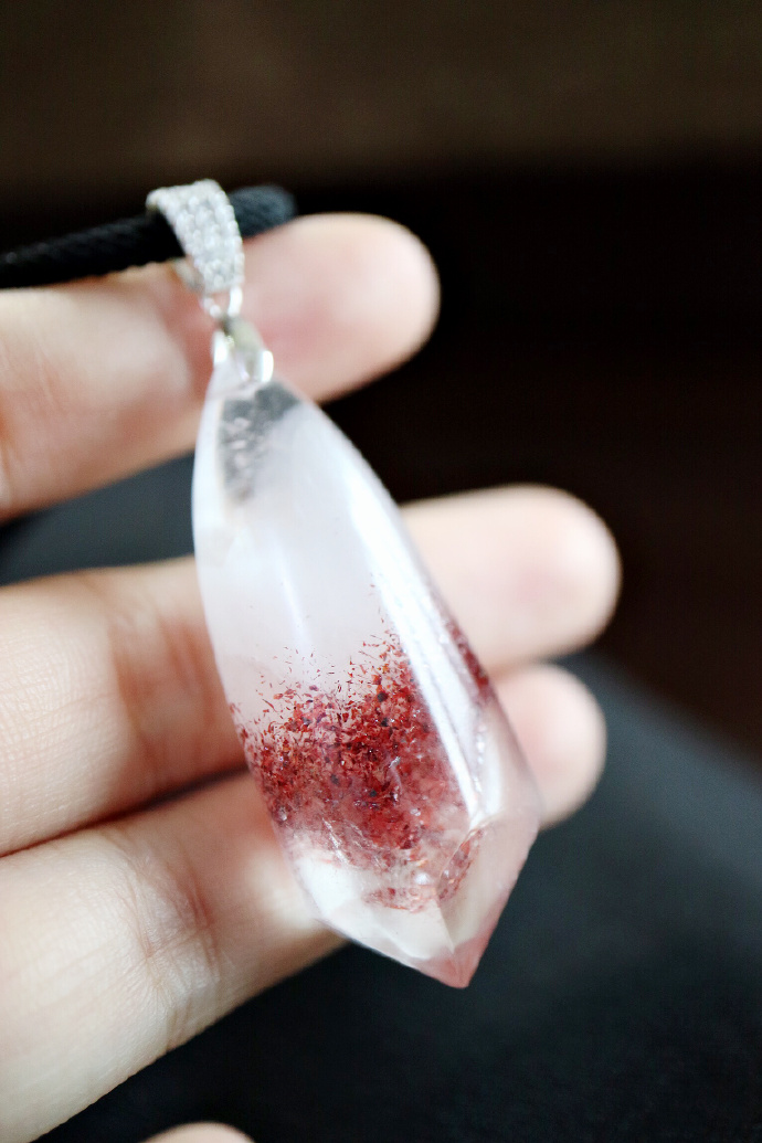 灵气倍增「超七-金草莓晶原石」  一枚超级七原石,自然形成灵摆的模样