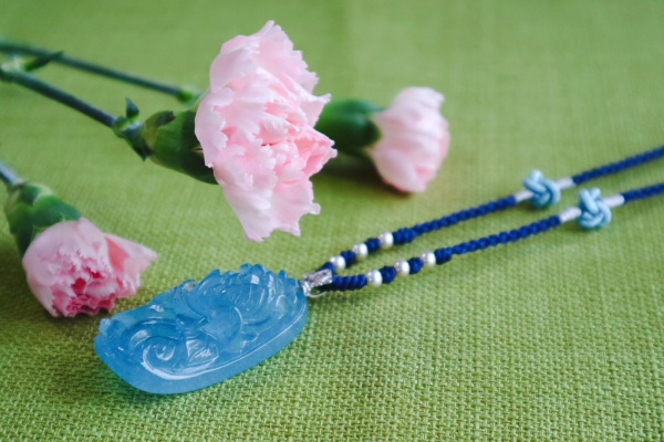 海蓝宝是3月的生辰石，对应人体的喉轮-菩心晶舍