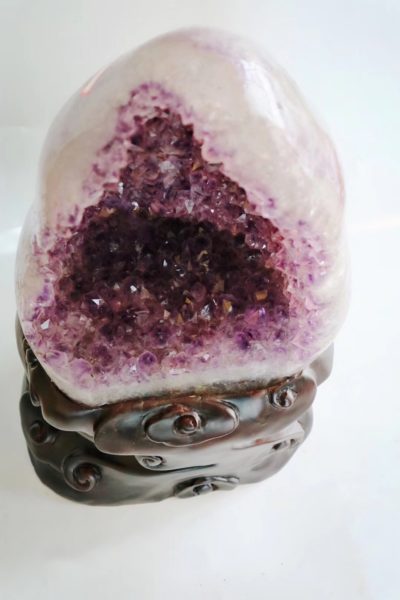紫罗兰色紫晶洞，是紫晶洞神秘梦幻的代表-菩心晶舍