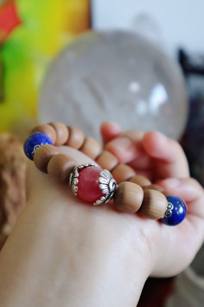 【老山檀|青金石|红纹石】老山檀配上冰种的红纹石和老矿青金石,婉约中散发淡淡古典的香气-菩心晶舍