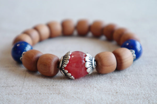 【老山檀|青金石|红纹石】老山檀配上冰种的红纹石和老矿青金石,婉约中散发淡淡古典的香气-菩心晶舍