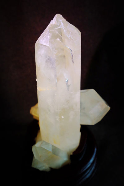 白水晶簇-内含一座彩色的金字塔-菩心晶舍