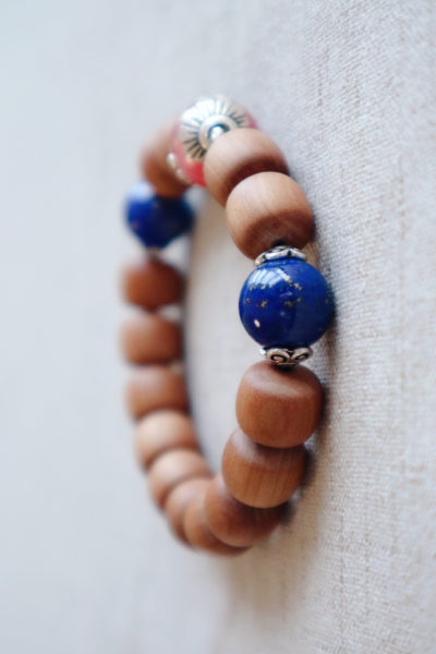 【老山檀|青金石|红纹石】老山檀配上冰种的红纹石和老矿青金石,婉约中散发淡淡古典的香气-菩心晶舍