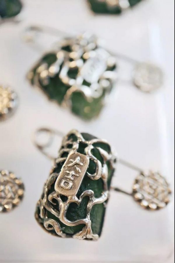 菩心晶舍别针款捷克陨石手工制作全过程,细微处见用心!-菩心晶舍