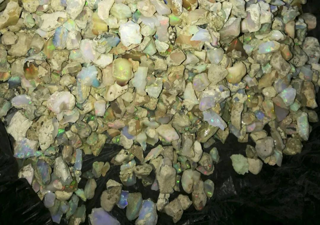 欧珀原石 欧泊是什么宝石呢?欧泊石的功效与作用,看这里-菩心晶舍