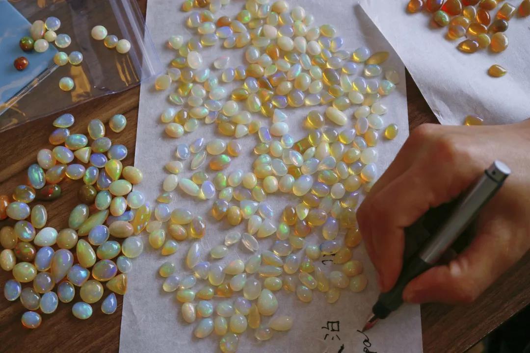 欧珀裸石 欧泊是什么宝石呢?欧泊石的功效与作用,看这里-菩心晶舍