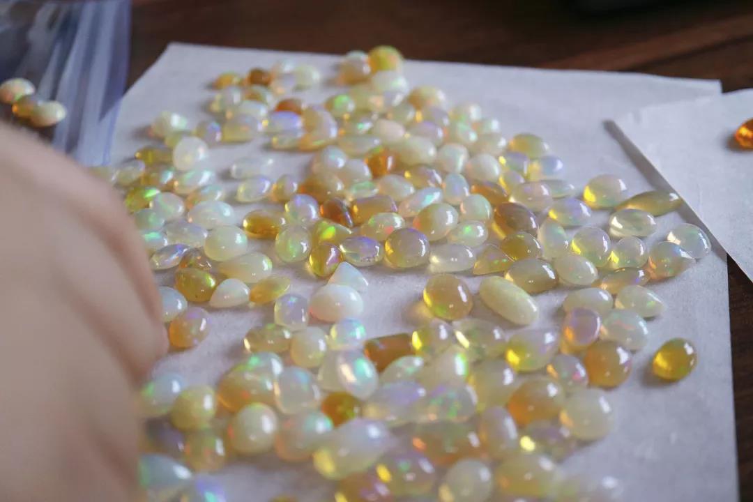 欧珀裸石 欧泊是什么宝石呢?欧泊石的功效与作用,看这里-菩心晶舍