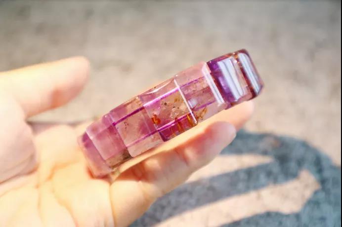紫钛晶手牌 紫钛晶是什么水晶?紫钛晶手链的功效与作用-菩心晶舍