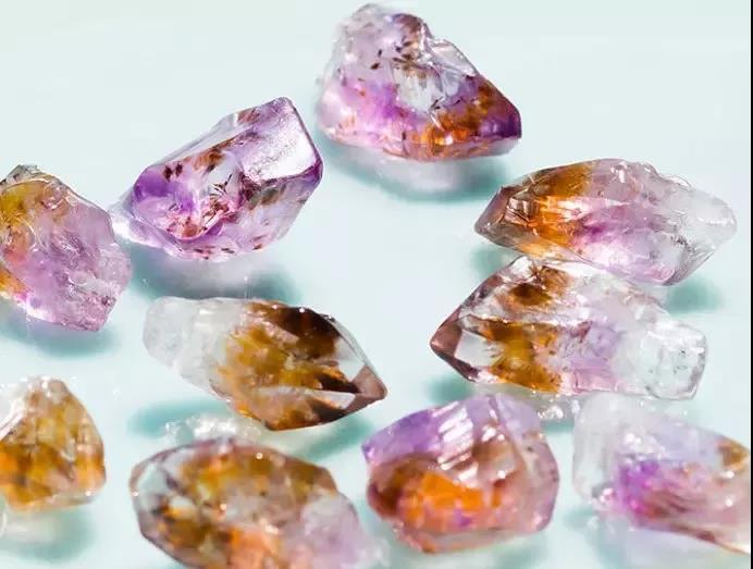 紫钛晶原石