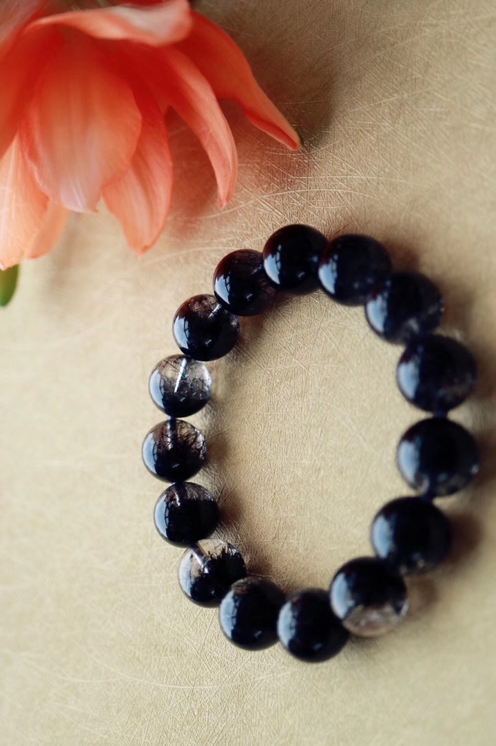 【菩心 | 黑发晶聚宝盆】黑发晶辟邪化煞,可成为有效的护身符-菩心晶舍