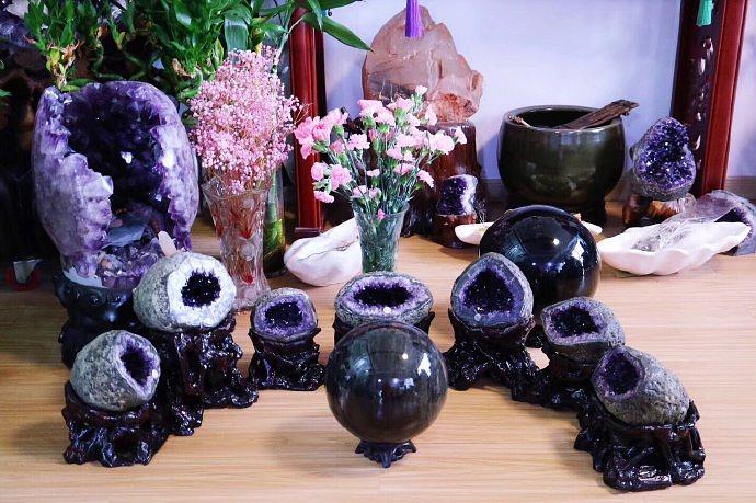 紫晶洞 紫晶洞应该怎么摆放?摆放的高度有讲究吗?-菩心晶舍