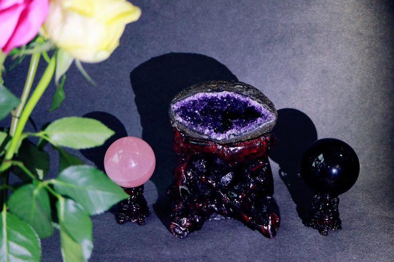 紫晶洞 紫晶洞应该怎么摆放?摆放的高度有讲究吗?-菩心晶舍