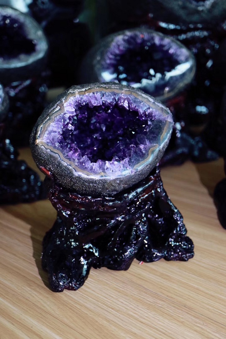 【乌拉​圭紫​晶洞】刚​配好底​座的极品乌​拉圭紫​晶洞-菩心晶舍
