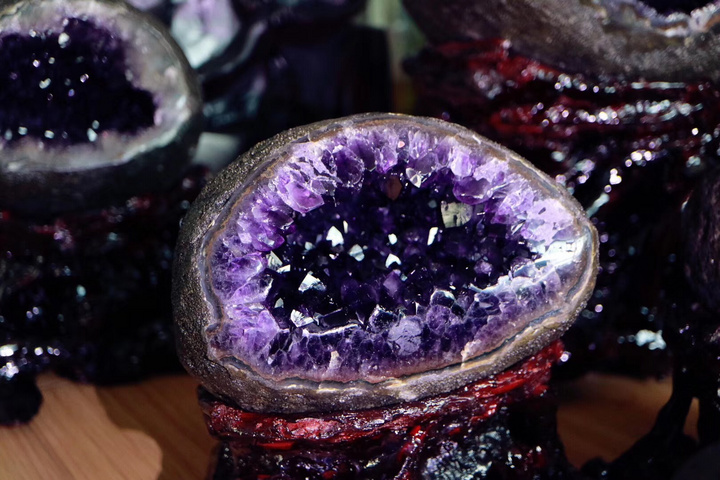 【乌拉​圭紫​晶洞】刚​配好底​座的极品乌​拉圭紫​晶洞-菩心晶舍