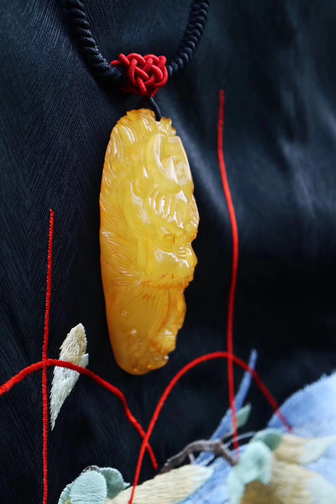 蜜蜡 女性佩戴蜜蜡对身体有哪些好处?蜜蜡的功效作用了解一下-菩心晶舍