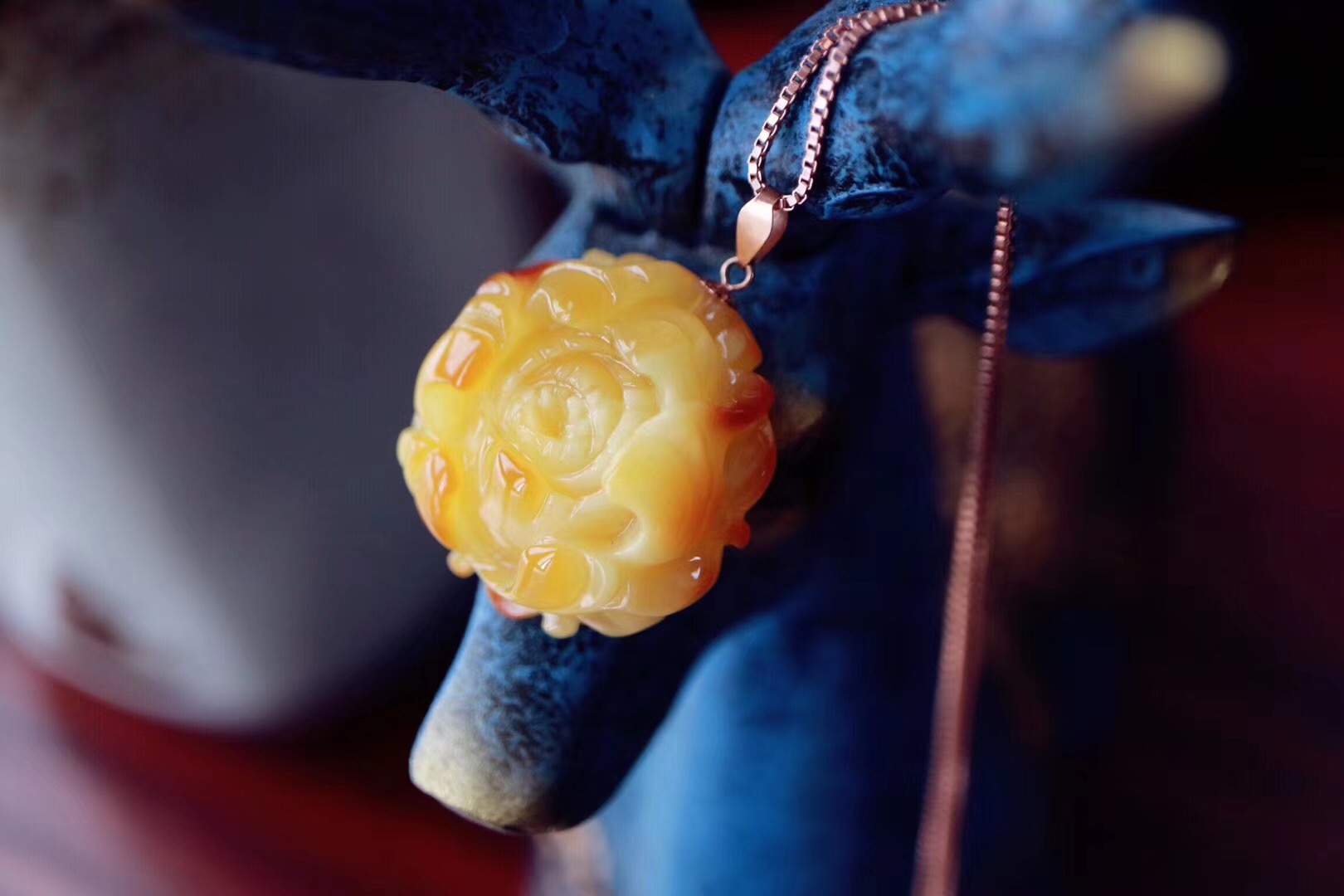 蜜蜡花吊坠 男士可以戴蜜蜡水滴吊坠吗?男士佩戴蜜蜡有什么好处?-菩心晶舍