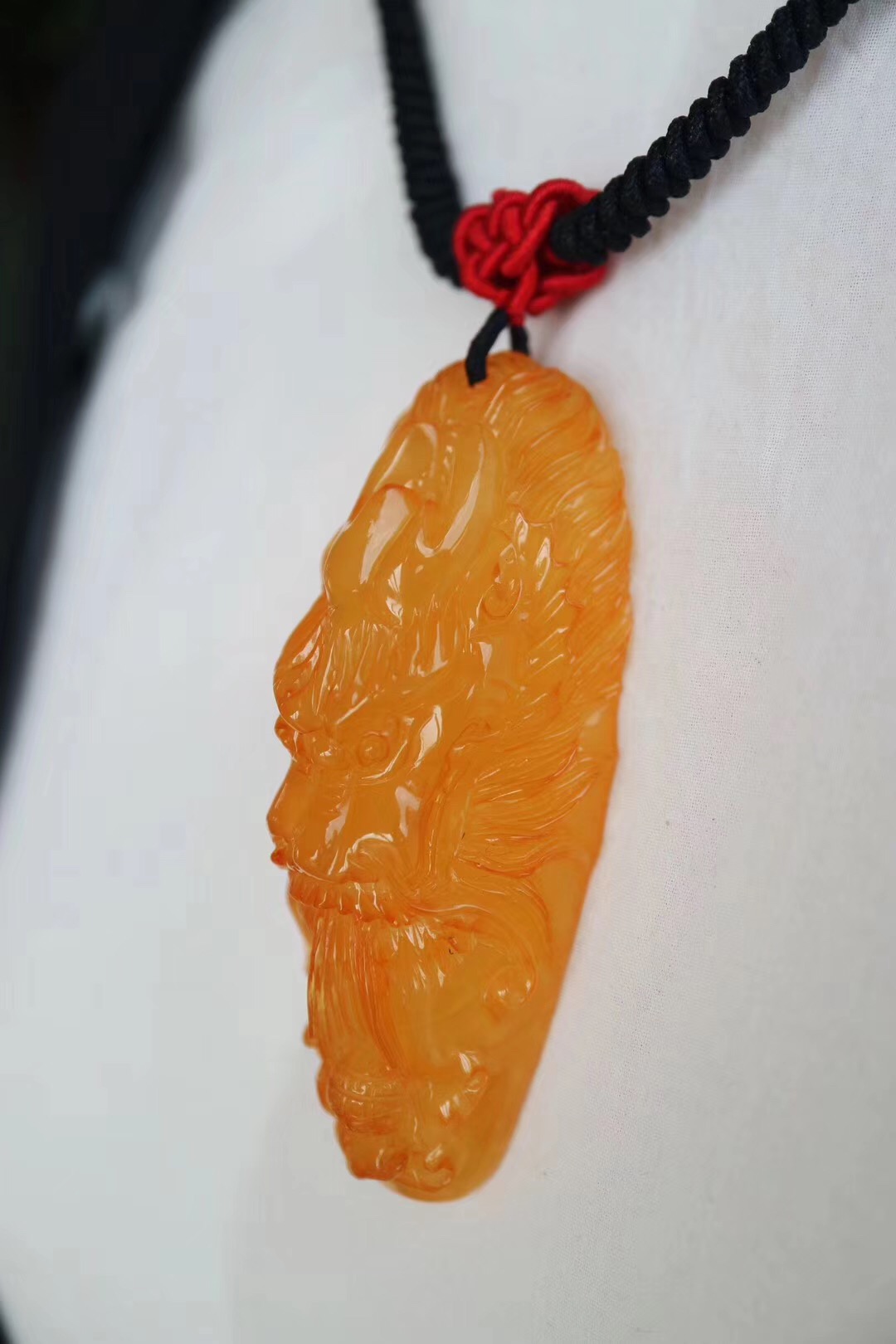 菩心晶舍蜜蜡 男士可以戴蜜蜡水滴吊坠吗?男士佩戴蜜蜡有什么好处?-菩心晶舍