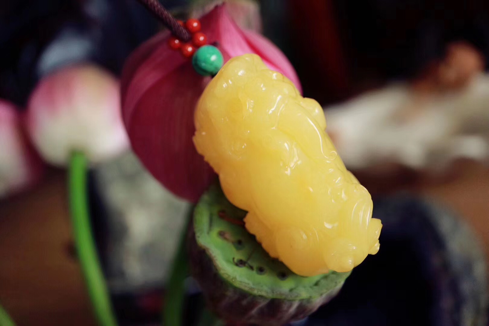 菩心晶舍蜜蜡 男士可以戴蜜蜡水滴吊坠吗?男士佩戴蜜蜡有什么好处?-菩心晶舍