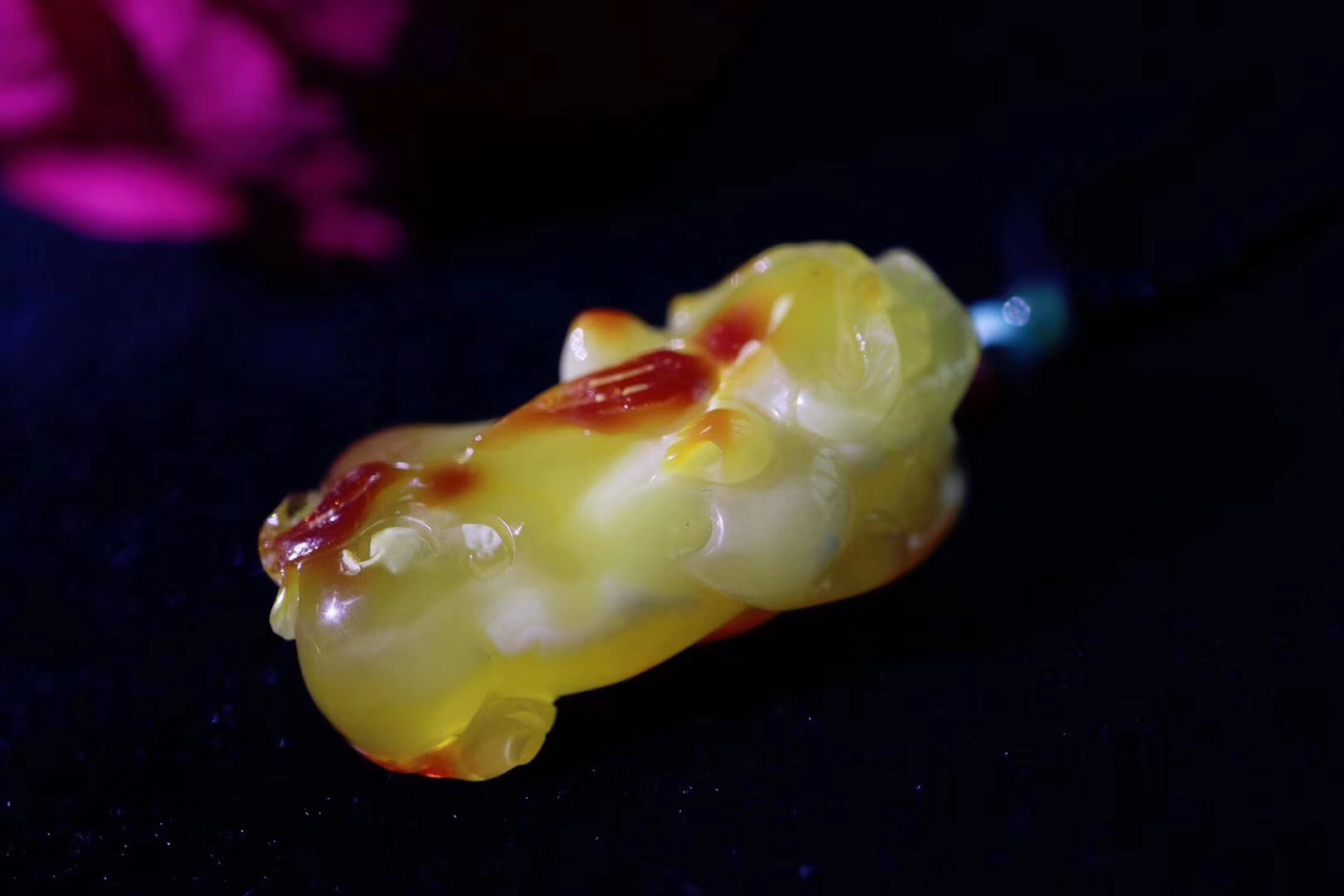 菩心晶舍蜜蜡 男士可以戴蜜蜡水滴吊坠吗?男士佩戴蜜蜡有什么好处?-菩心晶舍