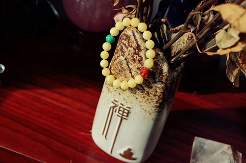 蜜蜡戴久了有什么变化?为什么蜜蜡盘玩会变色?-菩心晶舍