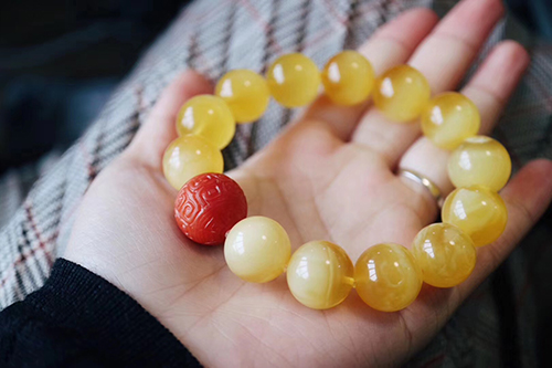 蜜蜡 蜜蜡戴久了有什么变化?为什么蜜蜡盘玩会变色?-菩心晶舍
