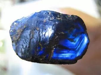 这颗蓝宝石价格昂贵 蓝宝石手串长什么样?很稀少吗?-菩心晶舍