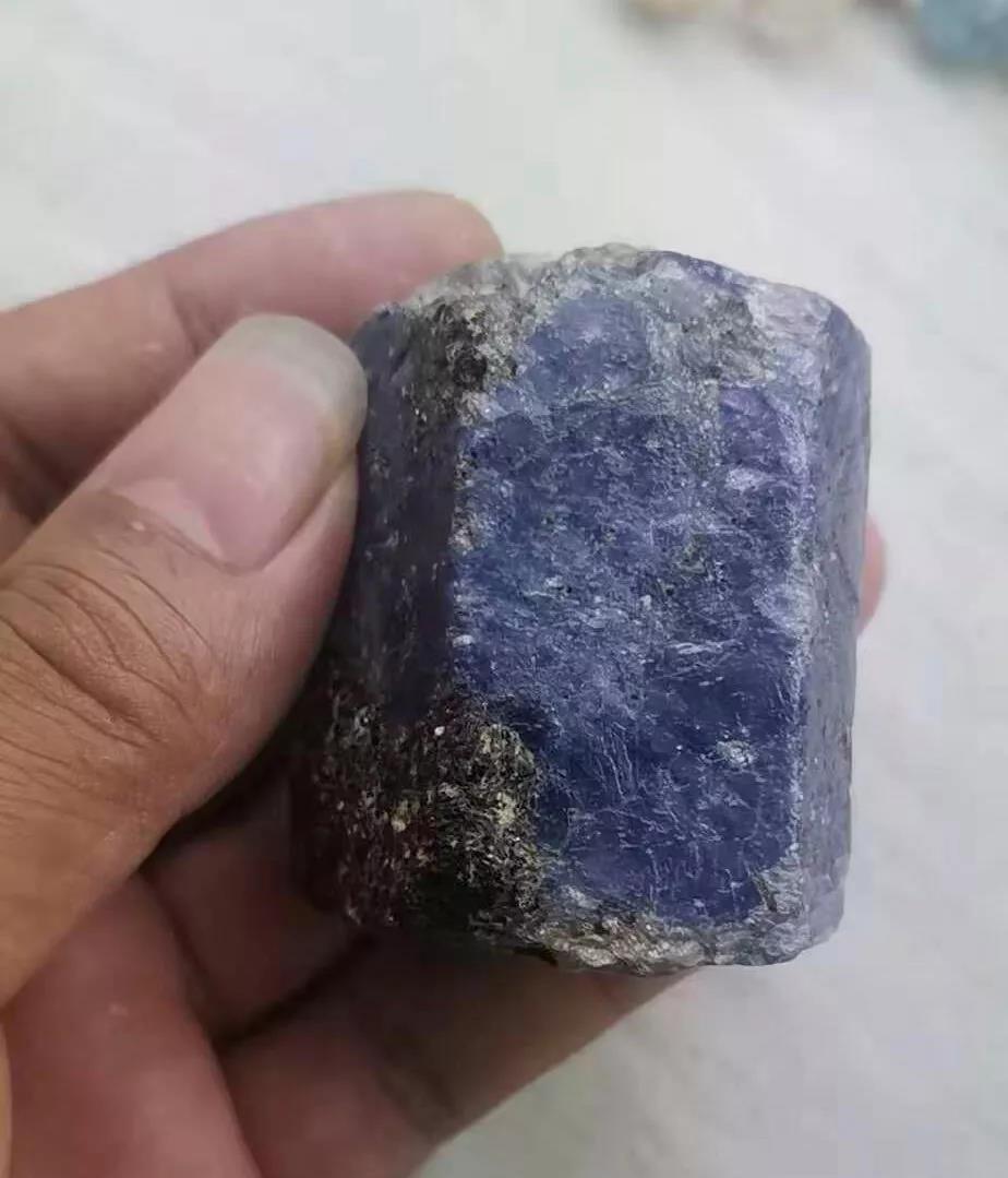 做手串的蓝宝石原石 蓝宝石手串长什么样?很稀少吗?-菩心晶舍