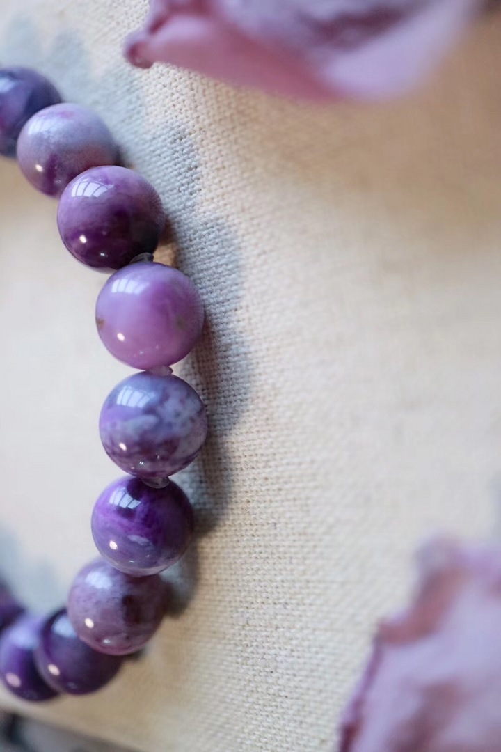 【舒俱来】被​誉为​“千禧之石​”，也是​西历二月​份​的​生辰幸运石-菩心晶舍