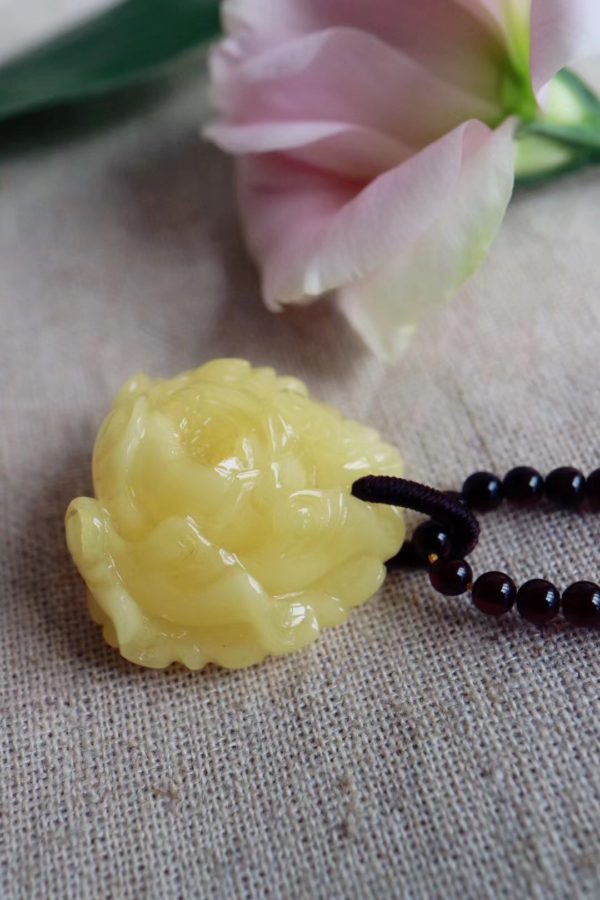 蜜蜡牡丹花雕刻寓意是什么 白蜜蜡为什么那么贵 菩心晶舍