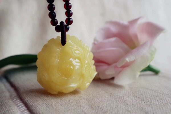 蜜蜡牡丹花雕刻寓意是什么 白蜜蜡为什么那么贵 菩心晶舍