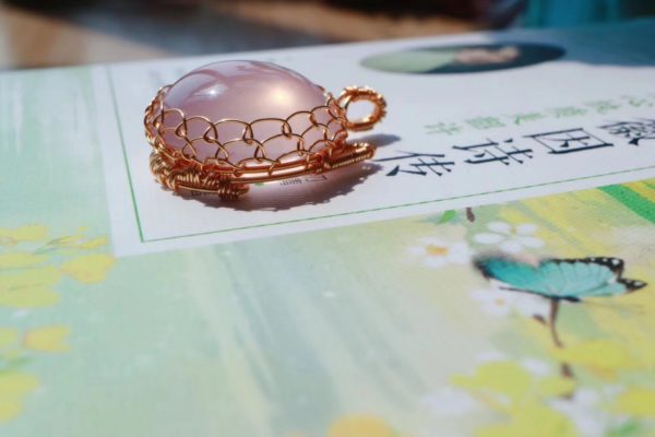 什么品质的粉水晶最好?看看我的强八道星光猫咪蕾丝粉晶坠-菩心晶舍