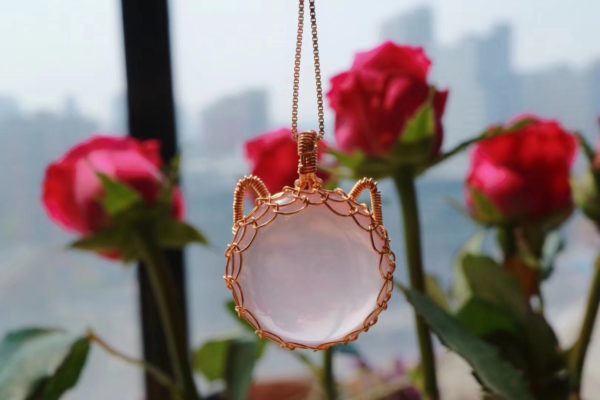 什么品质的粉水晶最好？看看我的强八道星光猫咪蕾丝粉晶坠-菩心晶舍