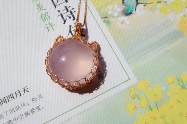 什么品质的粉水晶最好?看看我的强八道星光猫咪蕾丝粉晶坠-菩心晶舍