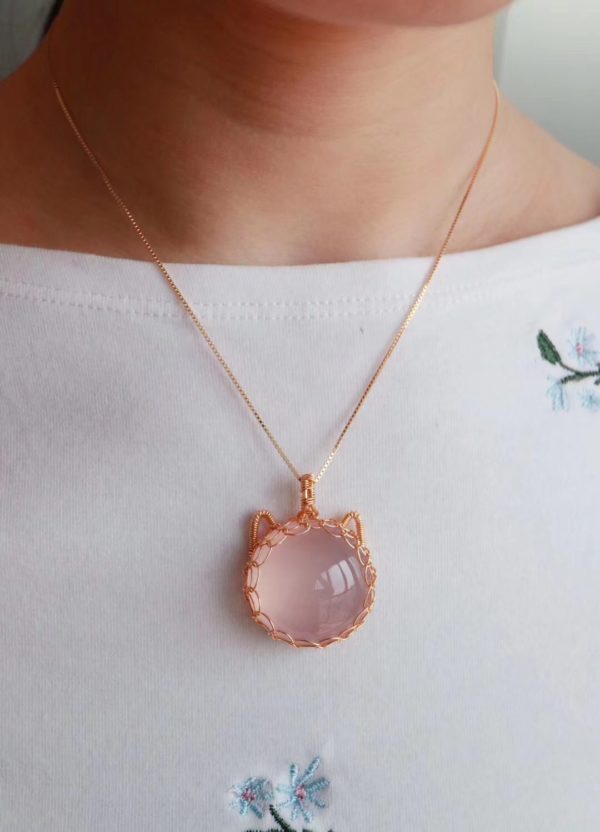 什么品质的粉水晶最好?看看我的强八道星光猫咪蕾丝粉晶坠-菩心晶舍