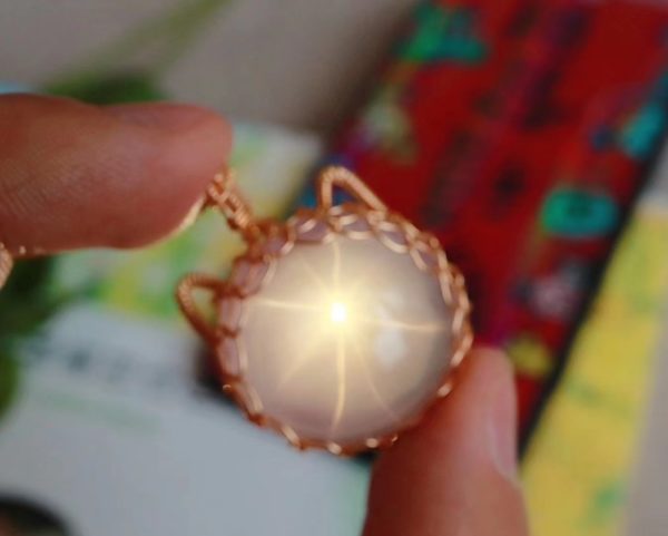 什么品质的粉水晶最好?看看我的强八道星光猫咪蕾丝粉晶坠-菩心晶舍