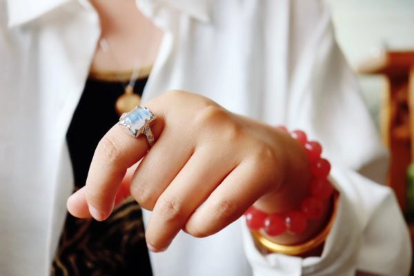 了解一下关于永恒主题“爱”的月光石,如何诠释爱?-菩心晶舍