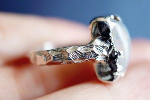 了解一下关于永恒主题“爱”的月光石,如何诠释爱?-菩心晶舍