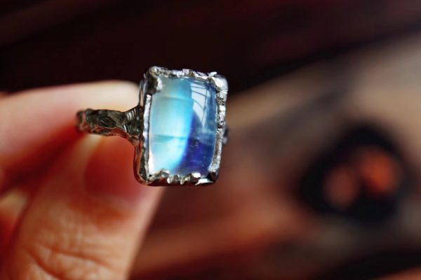 了解一下关于永恒主题“爱”的月光石,如何诠释爱?-菩心晶舍