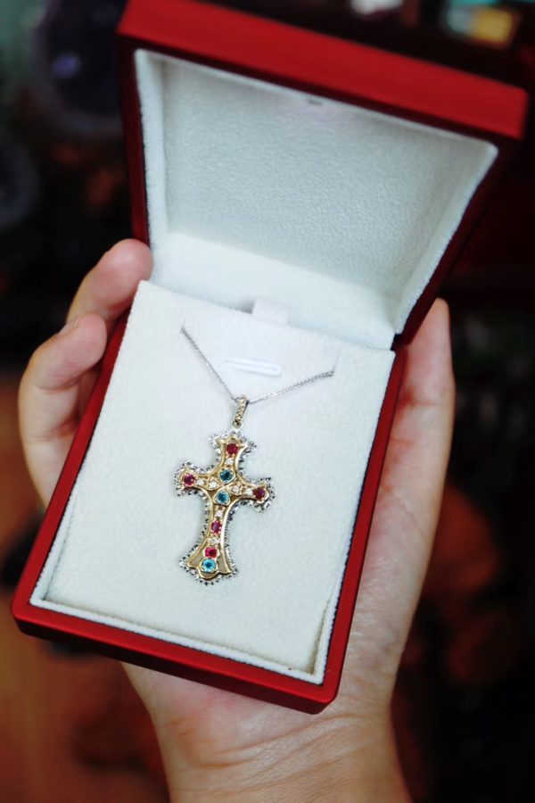 菩心晶舍重金打造碧玺十字架吊坠，时尚小姐姐的标配-菩心晶舍