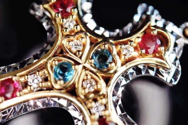 菩心晶舍重金打造碧玺十字架吊坠，时尚小姐姐的标配-菩心晶舍