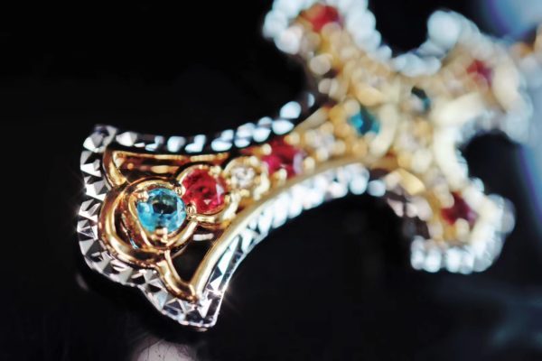 菩心晶舍重金打造碧玺十字架吊坠,时尚小姐姐的标配-菩心晶舍