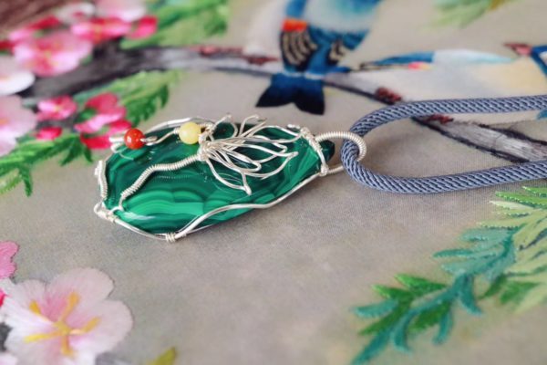 孔雀石长什么样?女性佩戴孔雀石有什么好处?-菩心晶舍