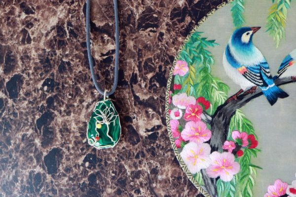 孔雀石长什么样?女性佩戴孔雀石有什么好处?-菩心晶舍