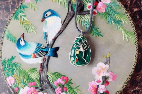 孔雀石长什么样?女性佩戴孔雀石有什么好处?-菩心晶舍